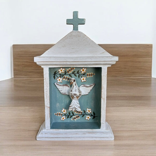 Oratório com Divino de Madeira