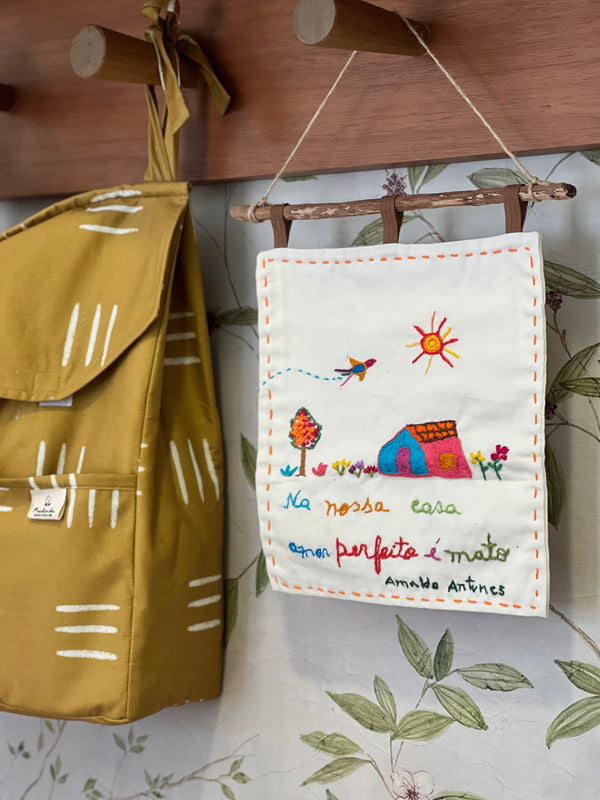 Painel Bordado - Na nossa casa amor perfeito é mato...