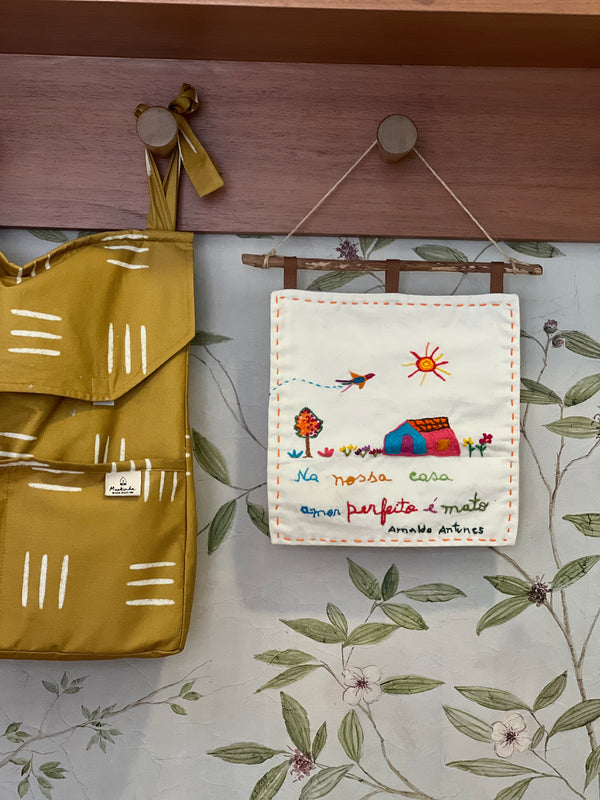 Painel Bordado - Na nossa casa amor perfeito é mato...