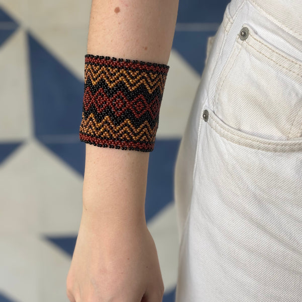 Pulseira Kamayurá – Arte Ancestral em Miçangas