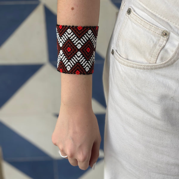 Pulseira Kamayurá – Arte Ancestral em Miçangas