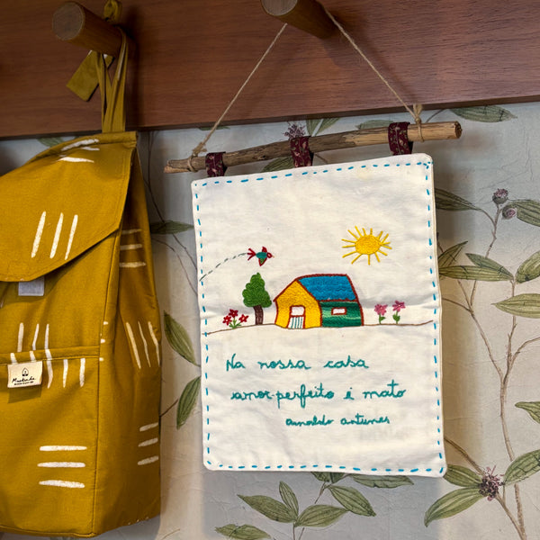 Painel Bordado - Na nossa casa amor perfeito é mato