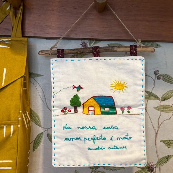 Painel Bordado - Na nossa casa amor perfeito é mato