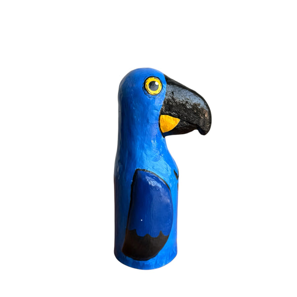 Escultura Arara Azul de Papel Machê