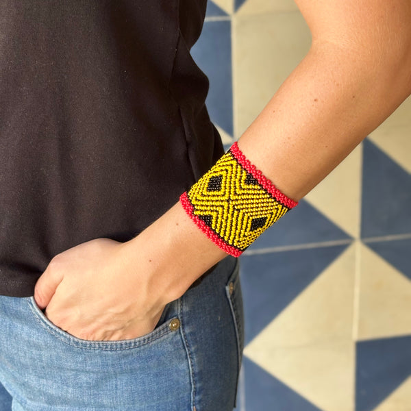 Pulseira Kamayurá – Arte Ancestral em Miçangas