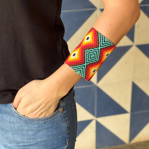Pulseira Kamayurá – Arte Ancestral em Miçangas