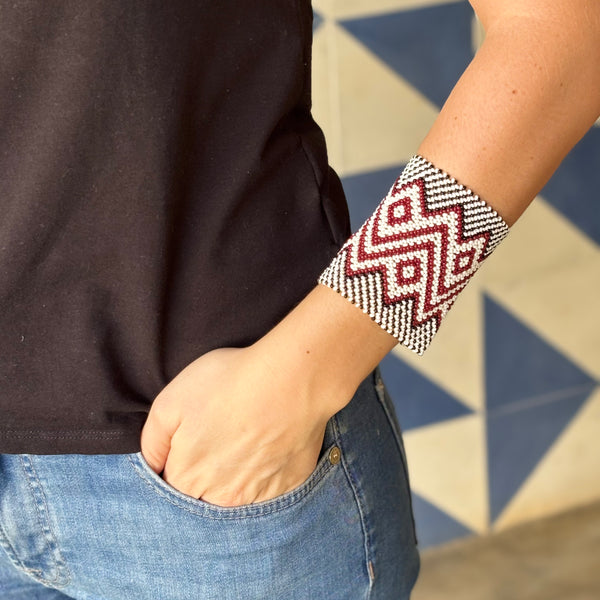 Pulseira Kamayurá – Arte Ancestral em Miçangas