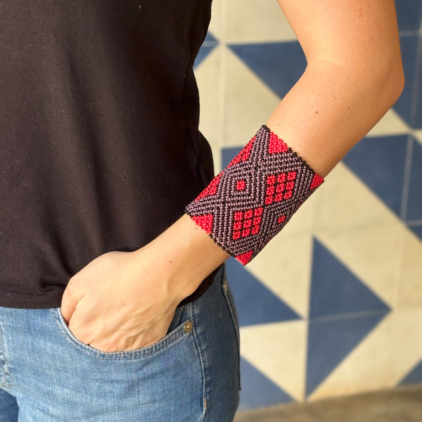 Pulseira Kamayurá – Arte Ancestral em Miçangas