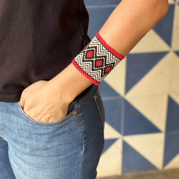 Pulseira Kamayurá – Arte Ancestral em Miçangas