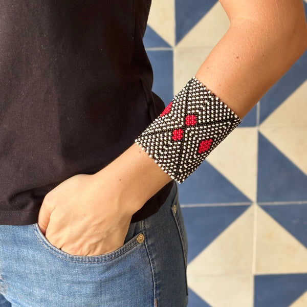 Pulseira Kamayurá – Arte Ancestral em Miçangas