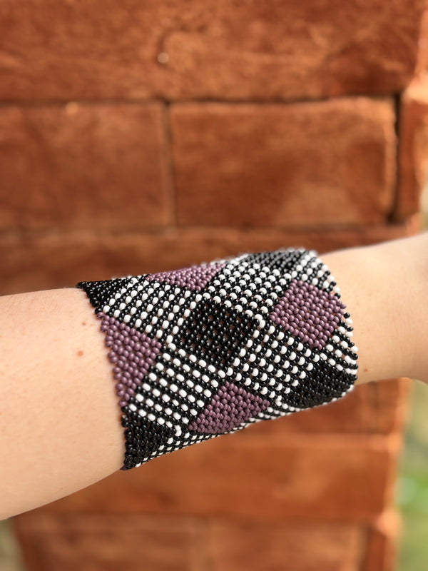 Pulseira Kamayurá – Arte Ancestral em Miçangas