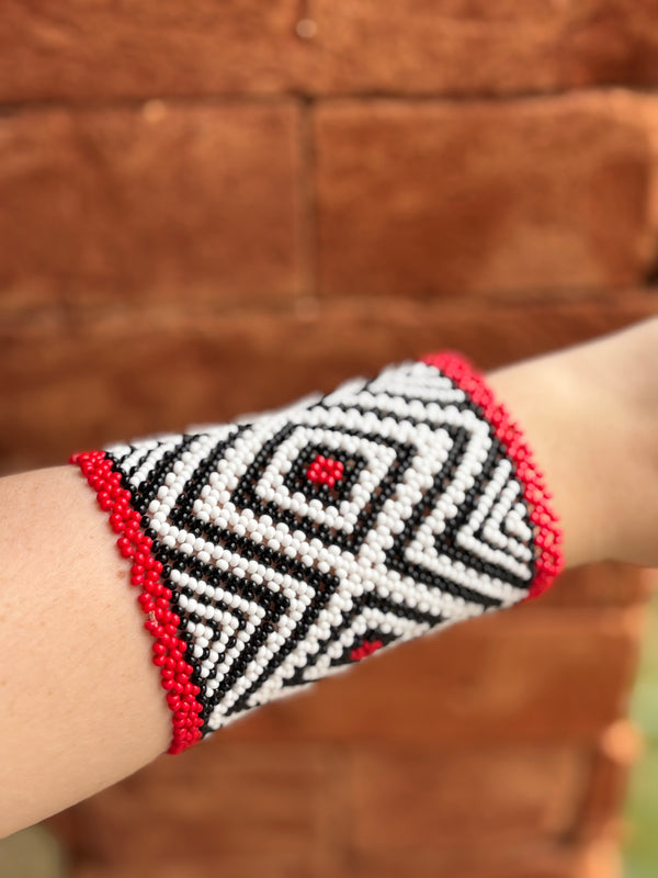 Pulseira Kamayurá – Arte Ancestral em Miçangas