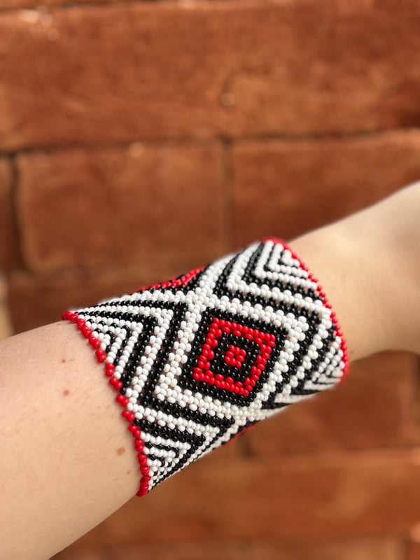 Pulseira Kamayurá – Arte Ancestral em Miçangas