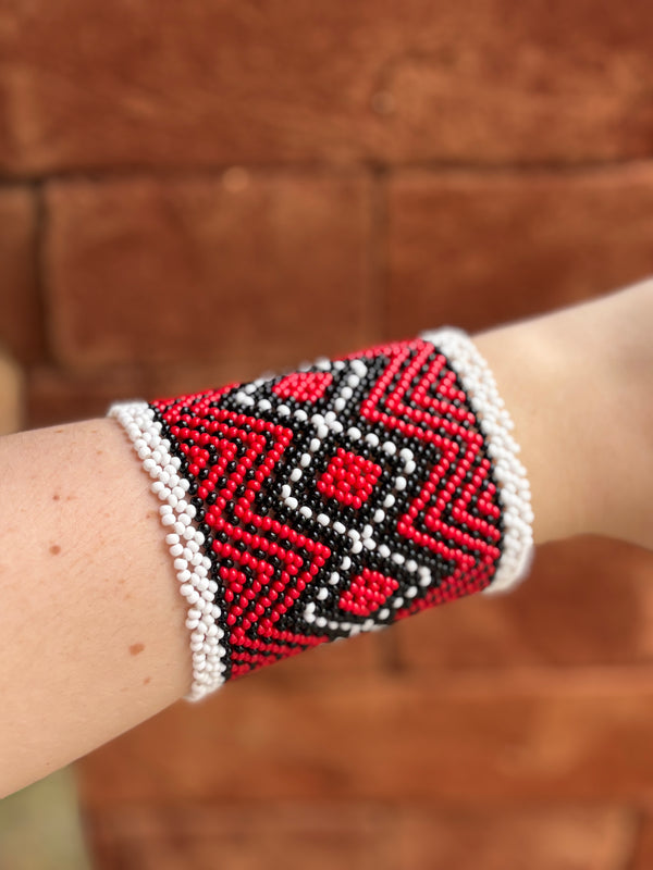 Pulseira Kamayurá – Arte Ancestral em Miçangas