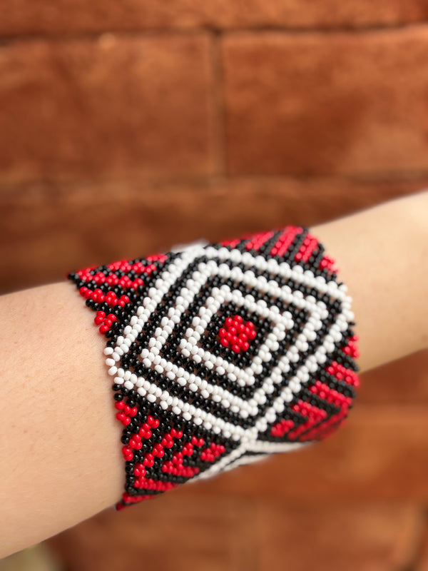 Pulseira Kamayurá – Arte Ancestral em Miçangas