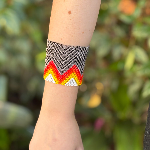 Pulseira Kamayurá – Arte Ancestral em Miçangas