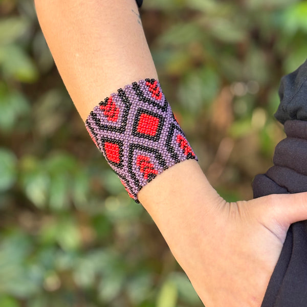Pulseira Kamayurá – Arte Ancestral em Miçangas