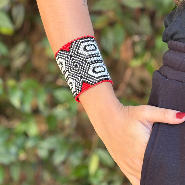 Pulseira Kamayurá – Arte Ancestral em Miçangas