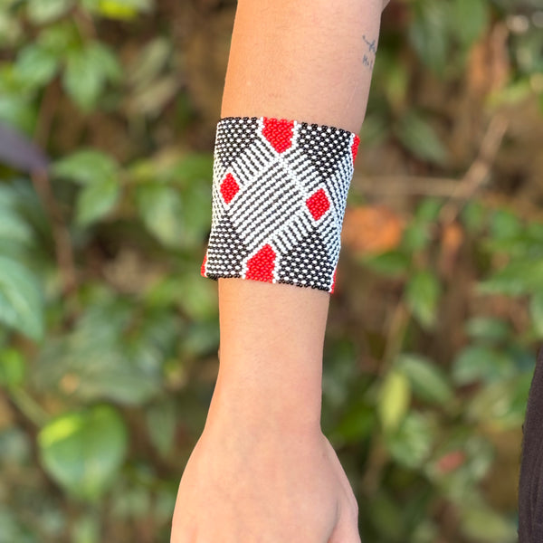 Pulseira Kamayurá – Arte Ancestral em Miçangas
