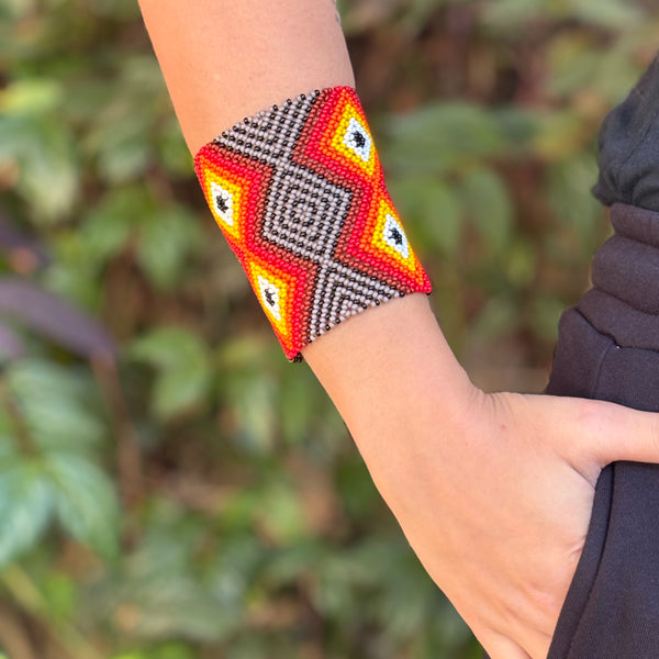 Pulseira Kamayurá – Arte Ancestral em Miçangas