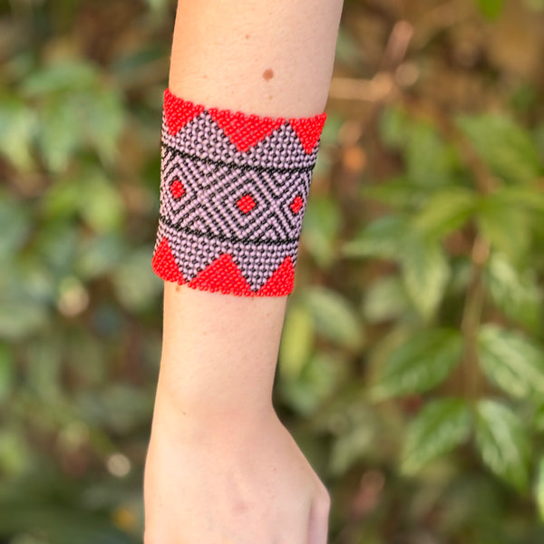 Pulseira Kamayurá – Arte Ancestral em Miçangas