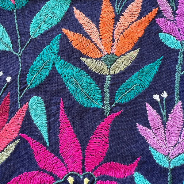 Capa de Almofadada Indiana Bordada Jardim Secreto