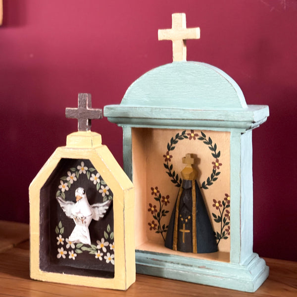 Mini Oratório com Divino de Madeira