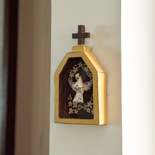 Mini Oratório com Divino de Madeira