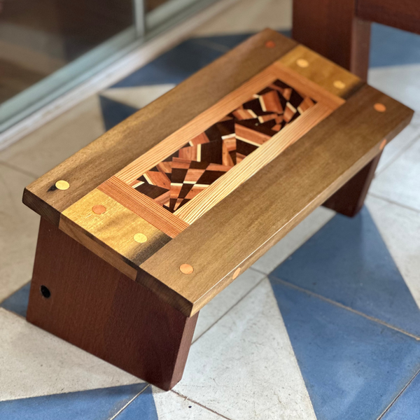 Banco de Madeira para Meditação