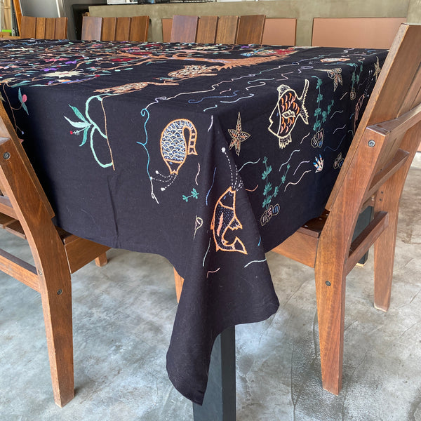 Tecido bordado decorativo para mesa ou cama