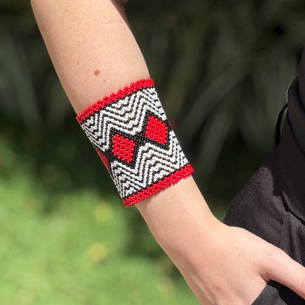 Pulseira Kamayurá – Arte Ancestral em Miçangas