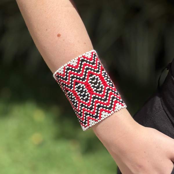 Pulseira Kamayurá – Arte Ancestral em Miçangas