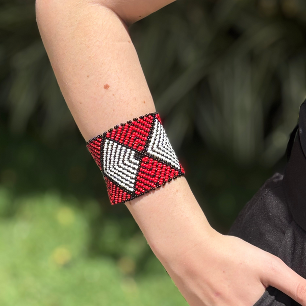 Pulseira Kamayurá – Arte Ancestral em Miçangas