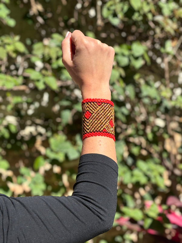 Pulseira Kamayurá – Arte Ancestral em Miçangas