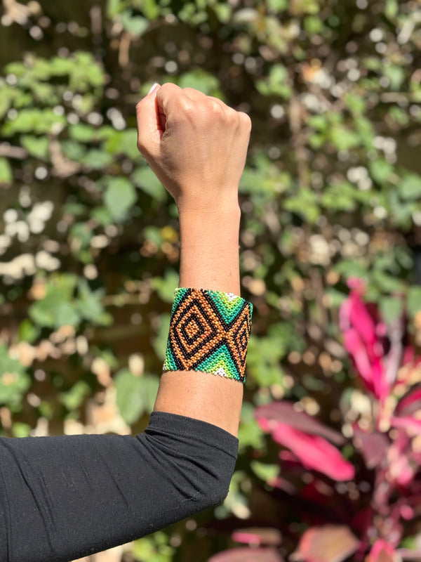 Pulseira Kamayurá – Arte Ancestral em Miçangas