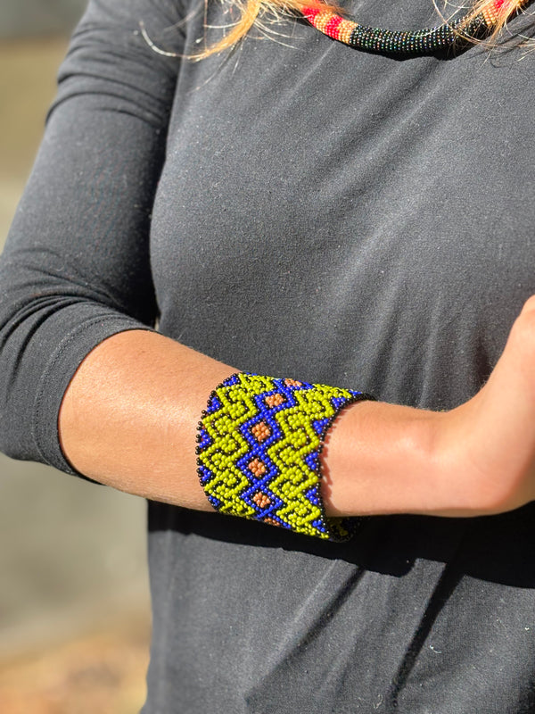 Pulseira Kamayurá – Arte Ancestral em Miçangas