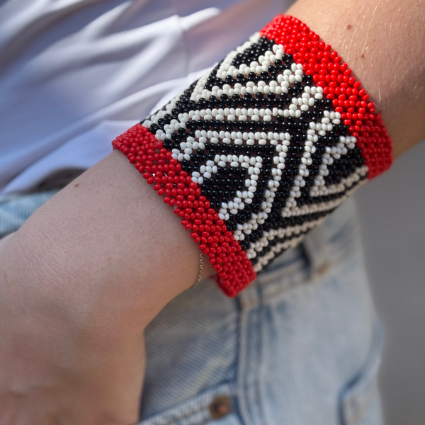 Pulseira Kamayurá – Arte Ancestral em Miçangas