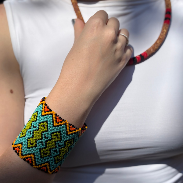 Pulseira Kamayurá – Arte Ancestral em Miçangas