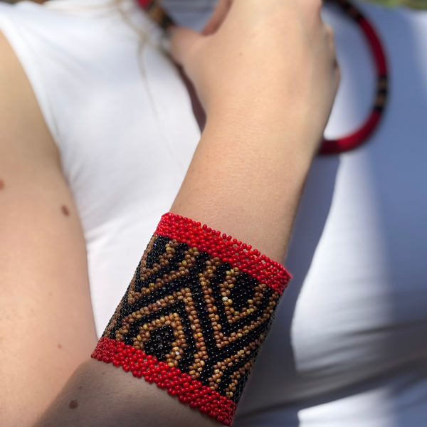 Pulseira Kamayurá – Arte Ancestral em Miçangas