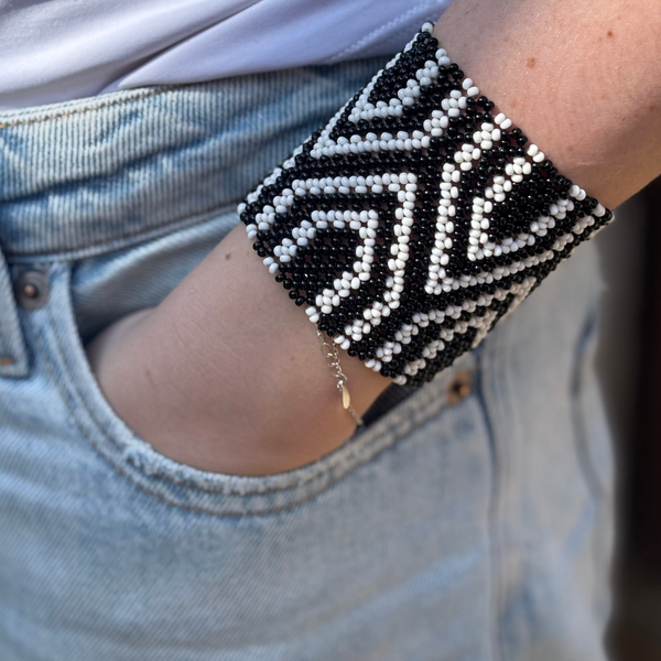 Pulseira Kamayurá – Arte Ancestral em Miçangas