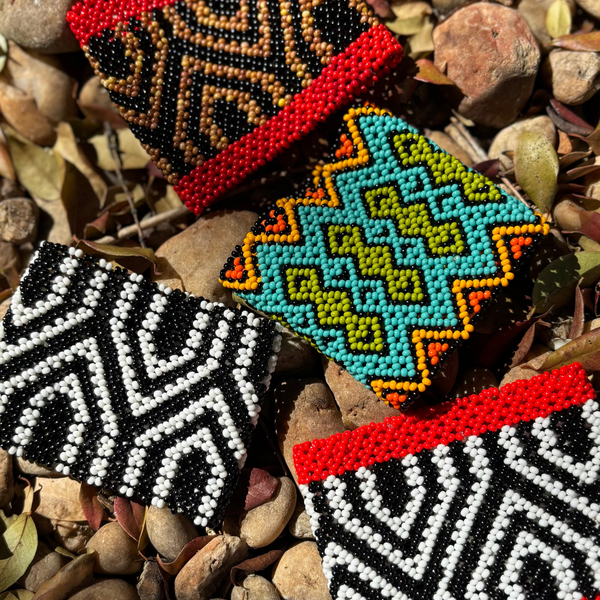 Pulseira Kamayurá – Arte Ancestral em Miçangas