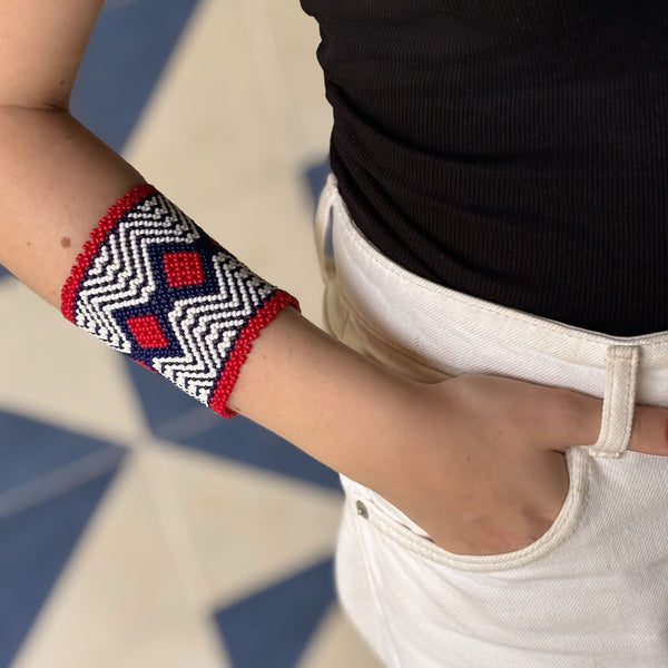 Pulseira Kamayurá – Arte Ancestral em Miçangas