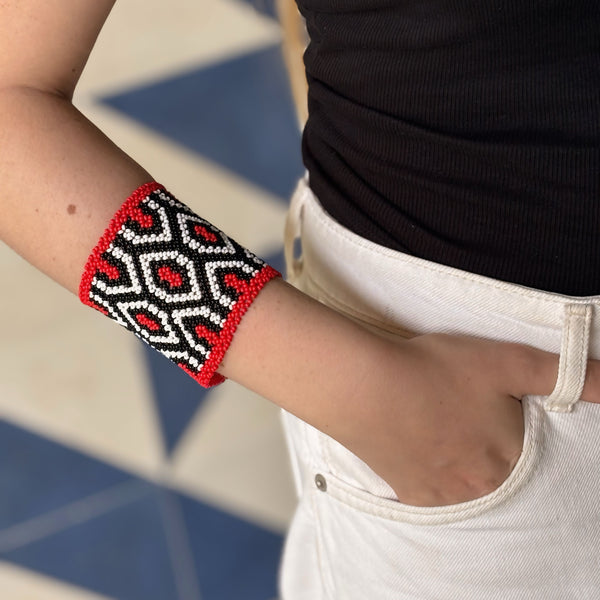 Pulseira Kamayurá – Arte Ancestral em Miçangas