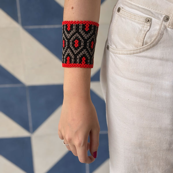 Pulseira Kamayurá – Arte Ancestral em Miçangas