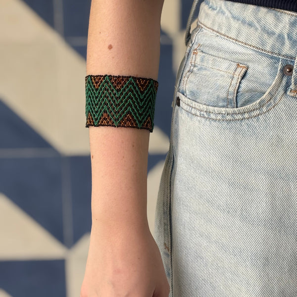 Pulseira Mehinako – Arte Ancestral em Miçangas