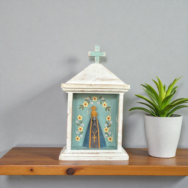 Oratório com Divino de Madeira