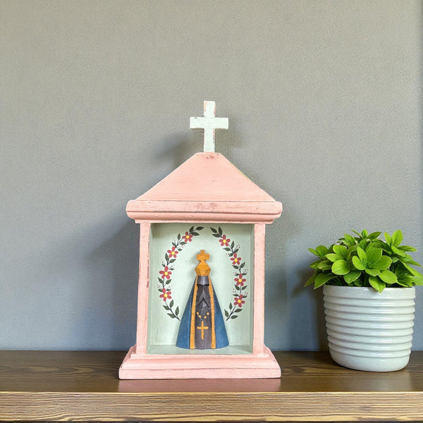 Oratório com Divino de Madeira