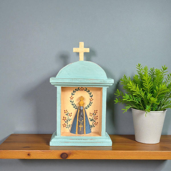 Oratório com Divino de Madeira