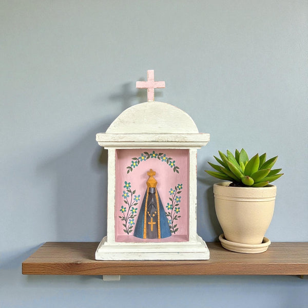 Oratório com Divino de Madeira