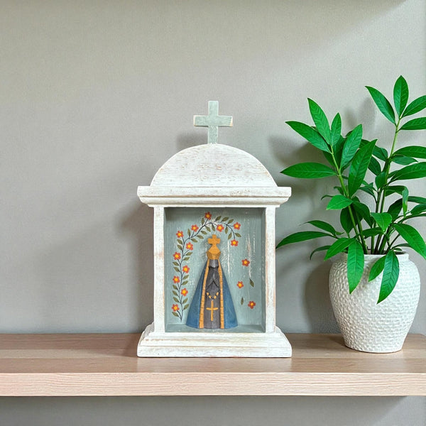 Oratório com Divino de Madeira